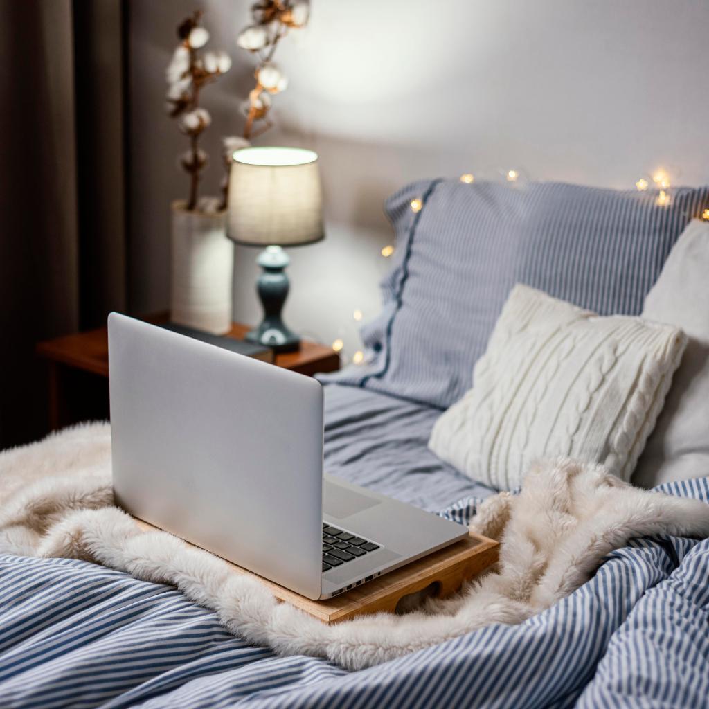 riorganizzacasa casa confortevole, computer su letto