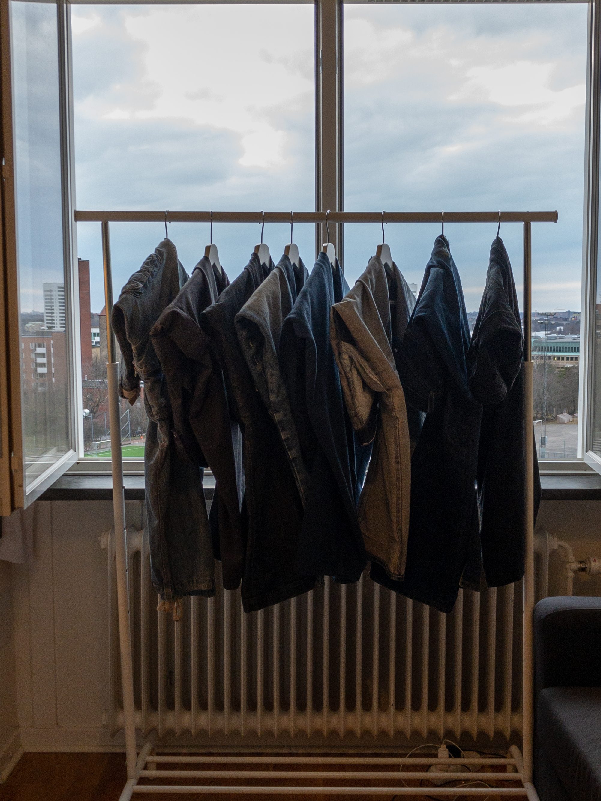 vestiti appesi sul termosifone